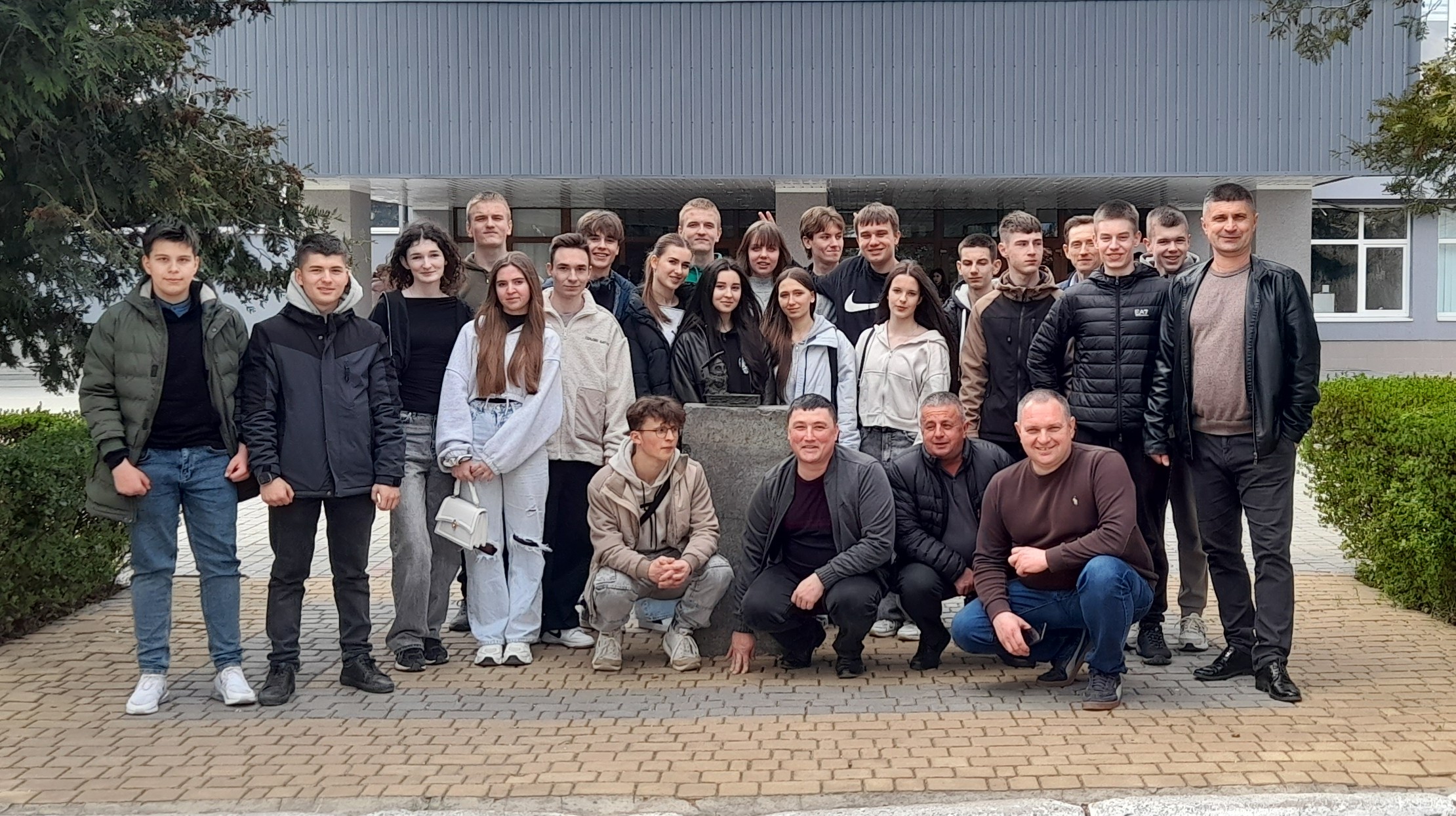 Учні та вчителі Іршавського ліцею №1 разом з організаторами STEM-екскурсії
